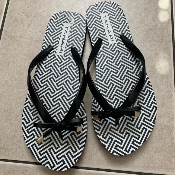 Tahari Shoes - NWOT Tahari Black Flip Flop Sandals